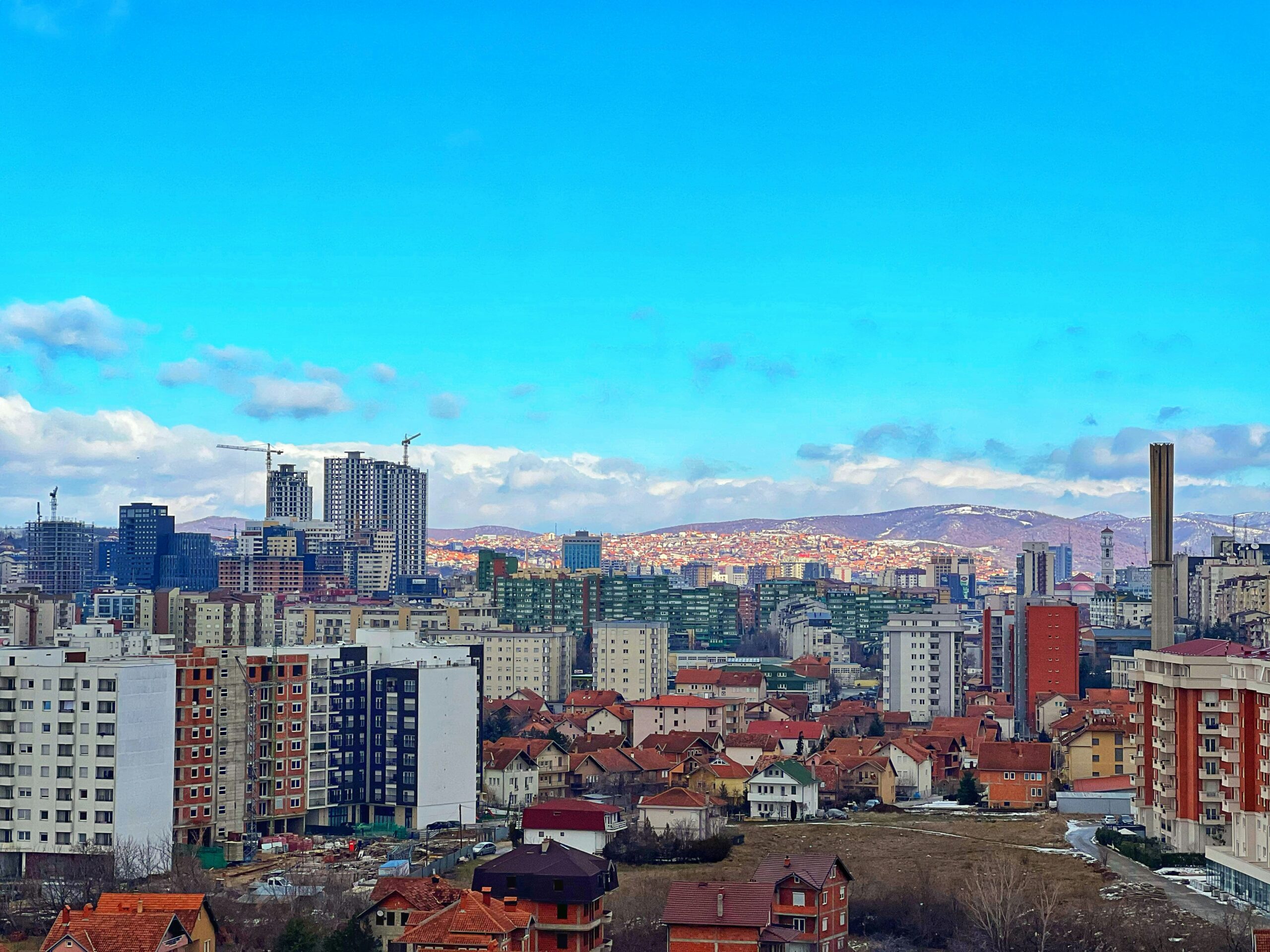 Ein Foto von der Stadt Prishtinë in Kosovo